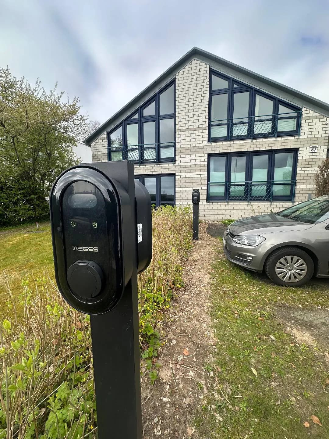 Wallbox am Seeufer