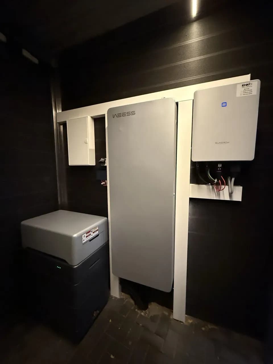 Hausenergiesystem mit Batteriespeicher, Wechselrichter und Energiesteuerung im Technikraum