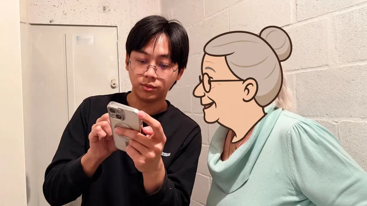 Techniker erklärt Energieanlage mit WEESS Batteriespeicher im Technikraum