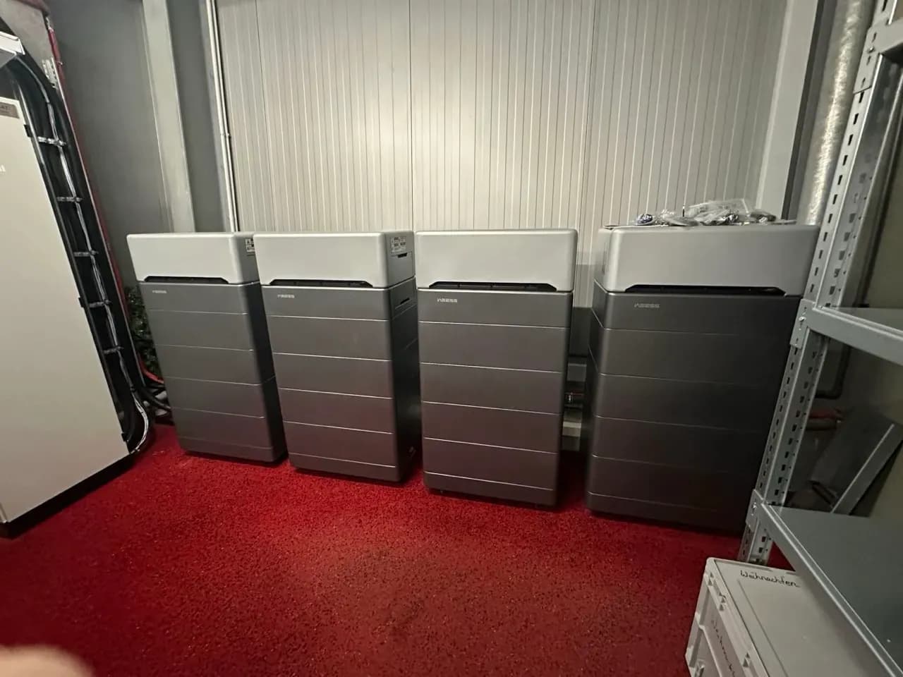 Mehrere modulare Batteriespeicher in Energiezentrale eines Gebäudes