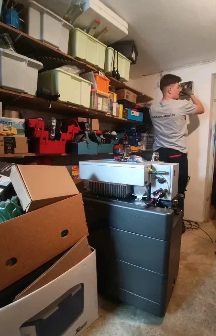 Installation eines WEESS Energiespeichers im Technik- und Lagerraum eines Gebäudes