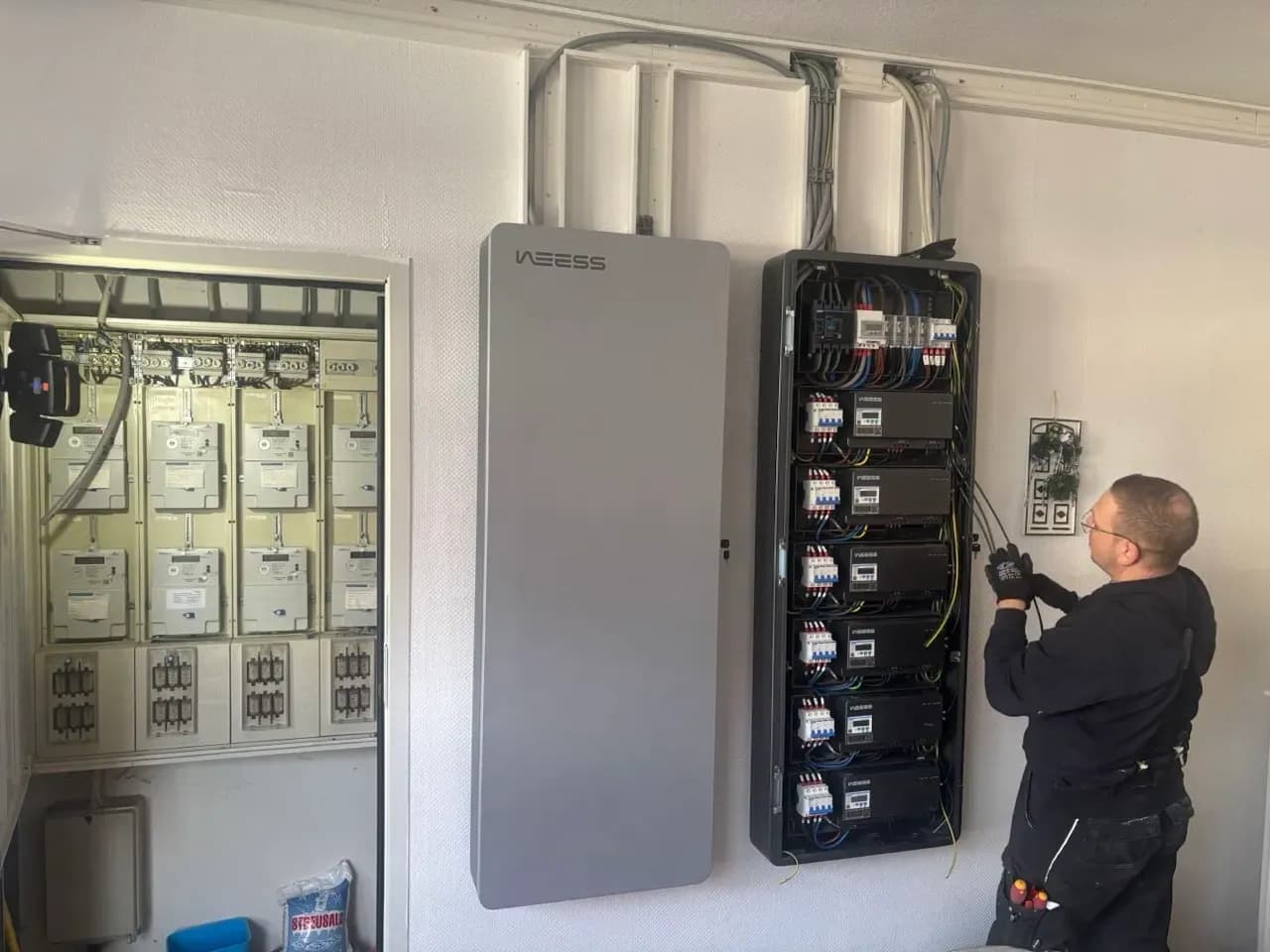 Techniker installiert WEESS Powertower Energieverteilungssystem im Technikraum