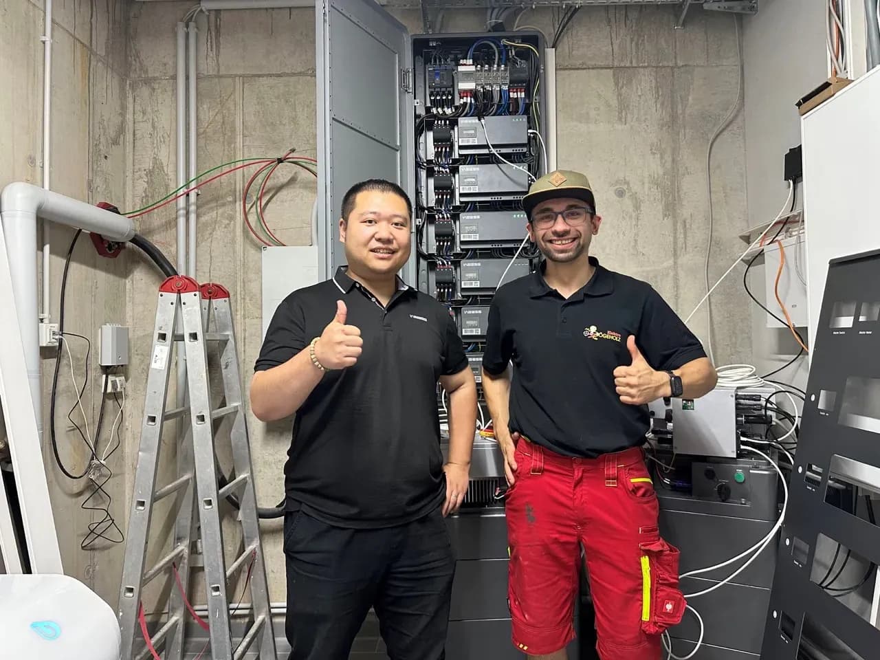 Techniker präsentieren installierten WEESS Powertower Schaltschrank im Technikraum