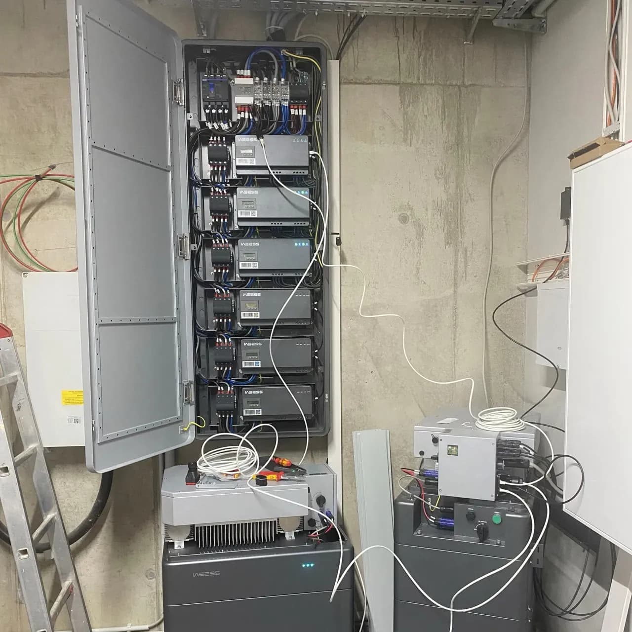 WEESS Powertower Energieverteilungssystem im geöffneten Schaltschrank mit angeschlossenen Energiemodulen