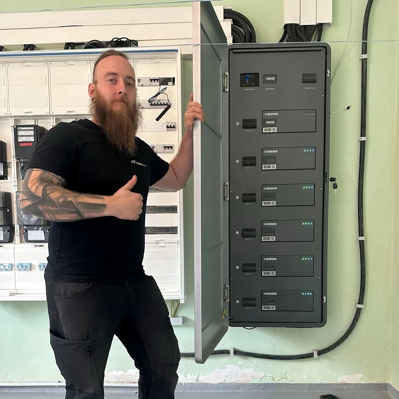 Installateur präsentiert WEESS Powertower Energieverteilungssystem im Technikraum