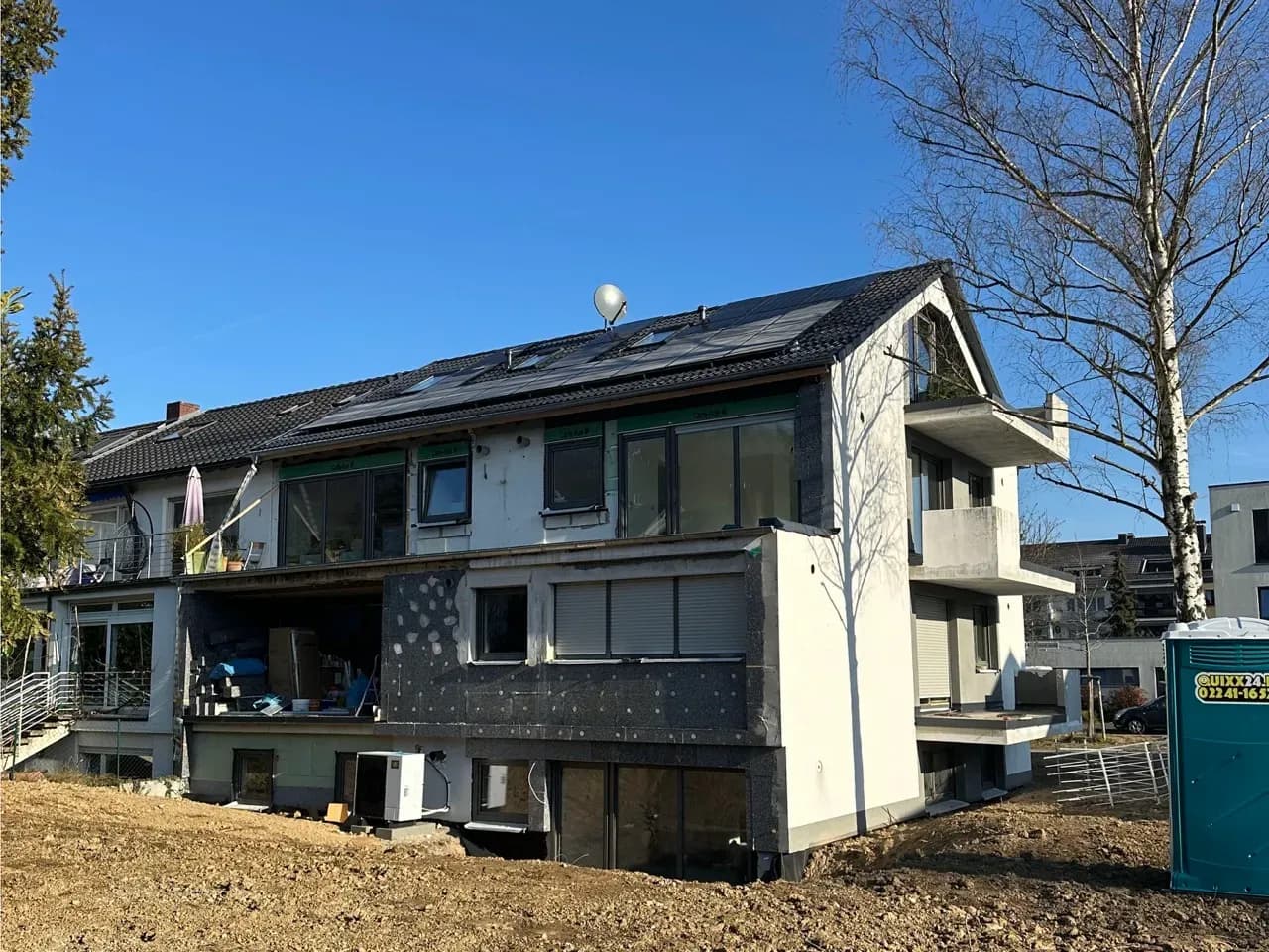 Mehrfamilienhaus mit Photovoltaikanlage auf dem Dach zur Eigenstromversorgung