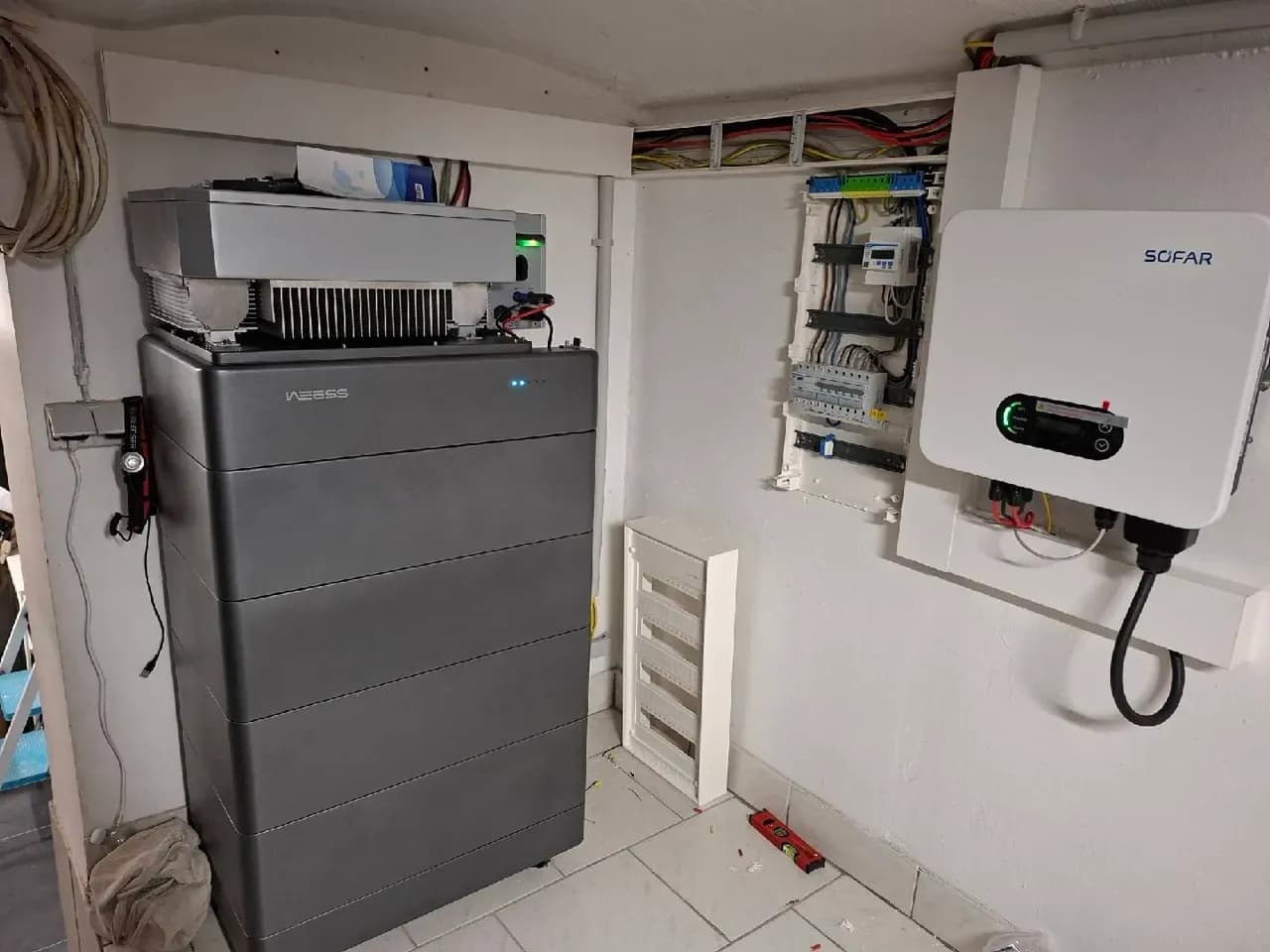 WEESS Batteriespeicher und Wechselrichter im Technikraum installiert