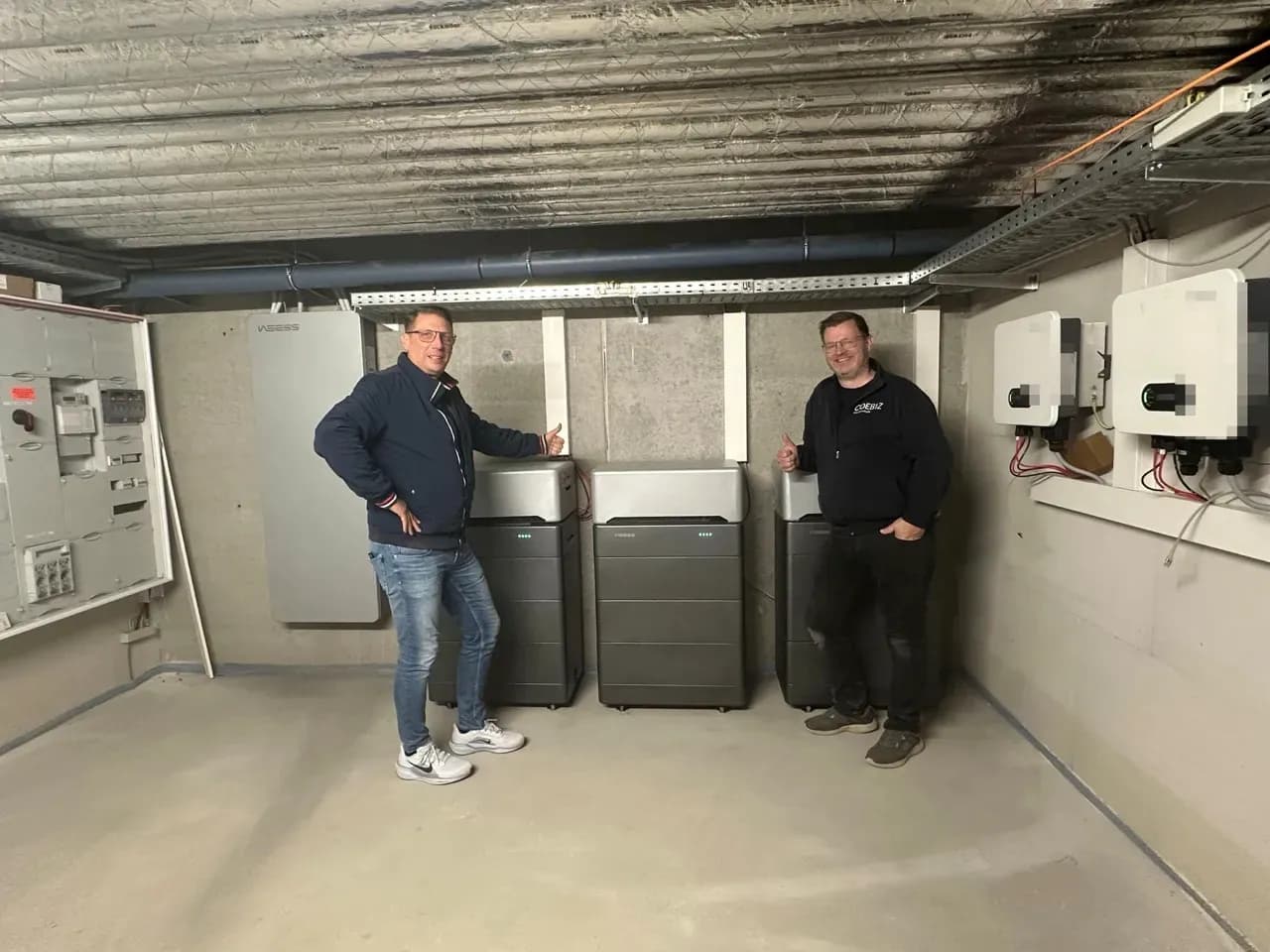 Fertig installierte WEESS Energiespeicheranlage mit drei Batteriespeichern im Gebäude