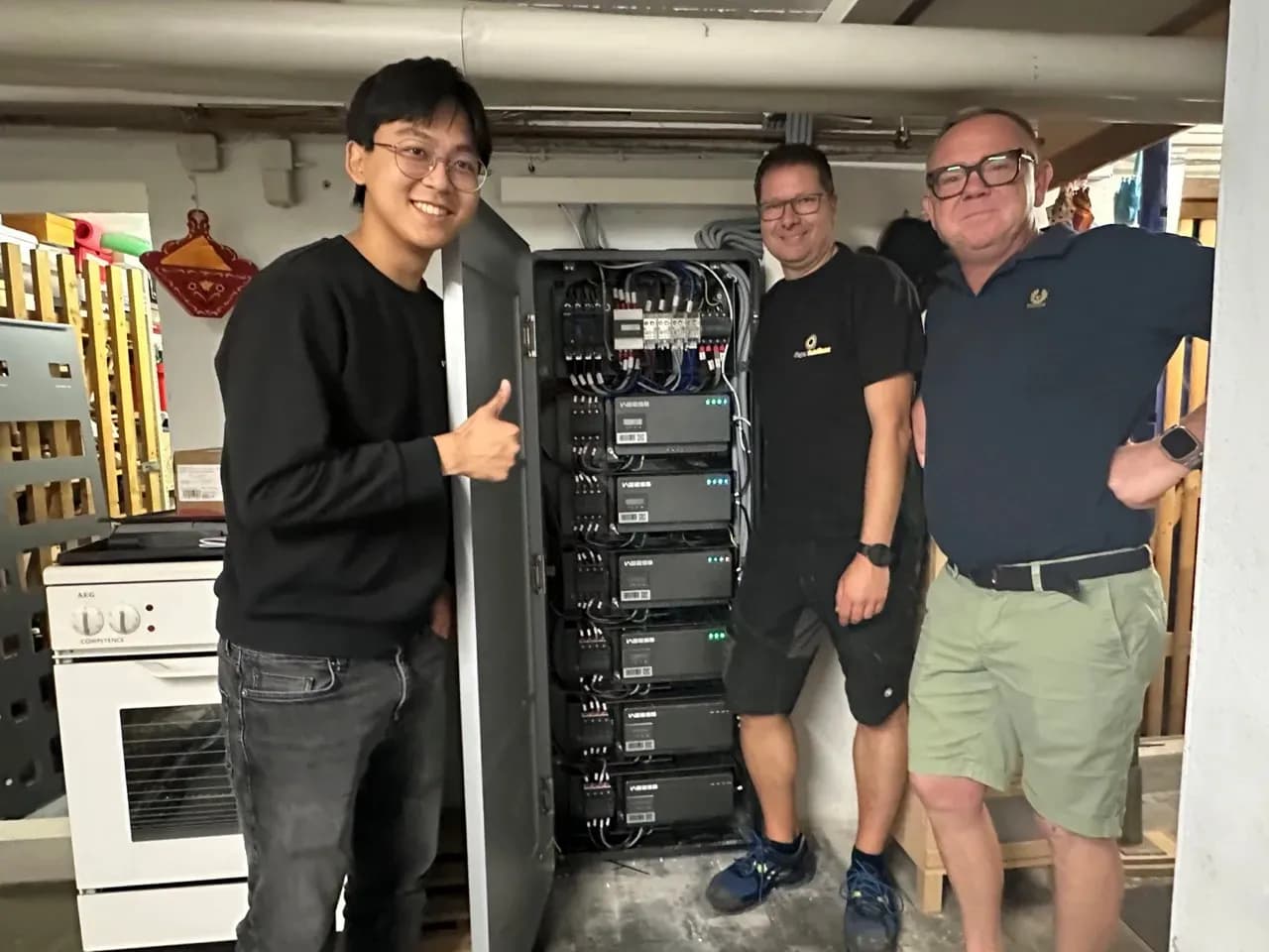 Team präsentiert installiertes WEESS Powertower Energieverteilungssystem im Technikraum