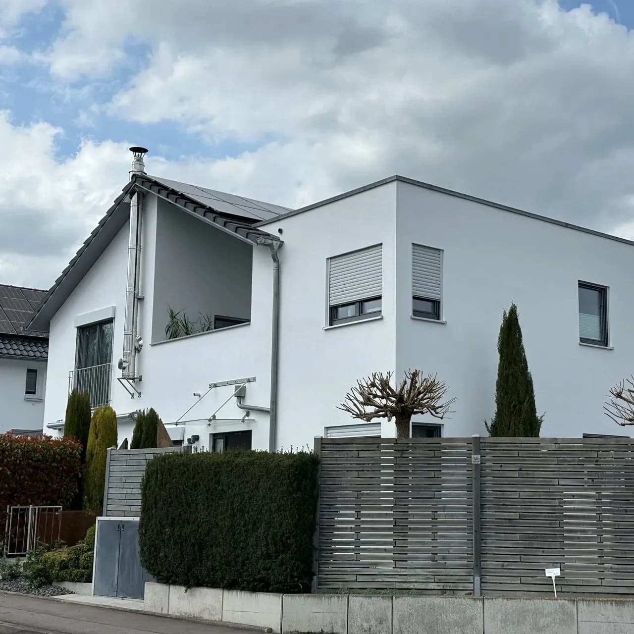 Modernes Einfamilienhaus mit Photovoltaikanlage auf dem Dach zur Eigenstromversorgung