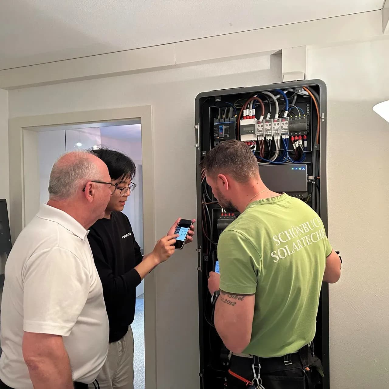 Techniker erklären WEESS Powertower Energieverteilungssystem im Hausanschlussraum