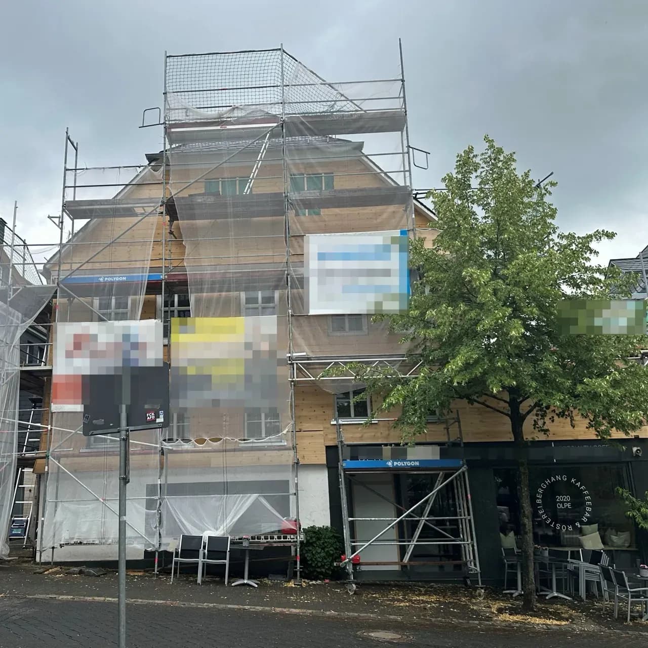 Gebäude im Umbau mit Gerüst und vorbereiteter Installation für Photovoltaik und Energiesystem