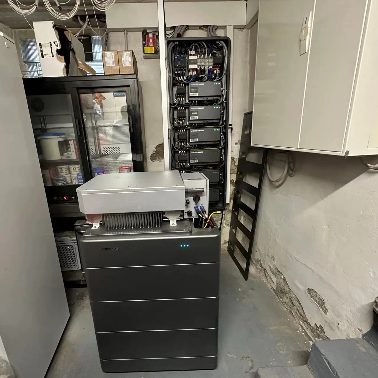 WEESS Batteriespeicher und Powertower Energieverteilungssystem im Technikraum installiert