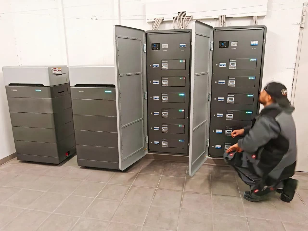 WEESS Powertower Energiespeicher und Energieverteilungssystem im Technikraum installiert