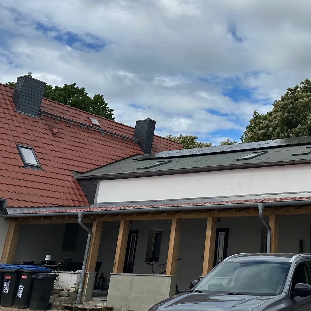 Wohngebäude mit Photovoltaikanlage auf dem Dach zur Stromversorgung