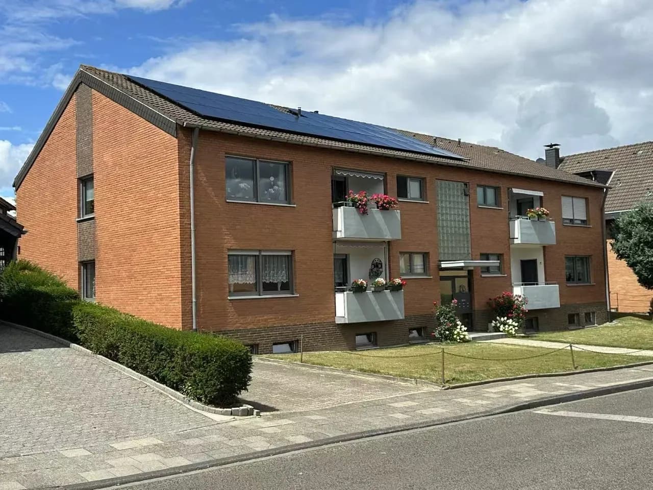 Mehrfamilienhaus mit Photovoltaikanlage auf dem Dach zur Eigenstromversorgung
