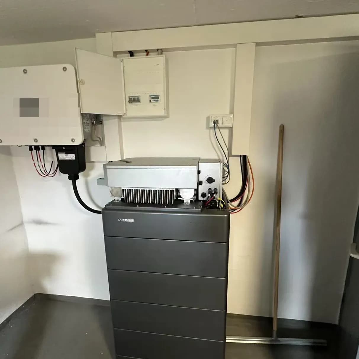 WEESS Batteriespeicher mit Wechselrichter und Hausanschlussinstallation im Technikraum