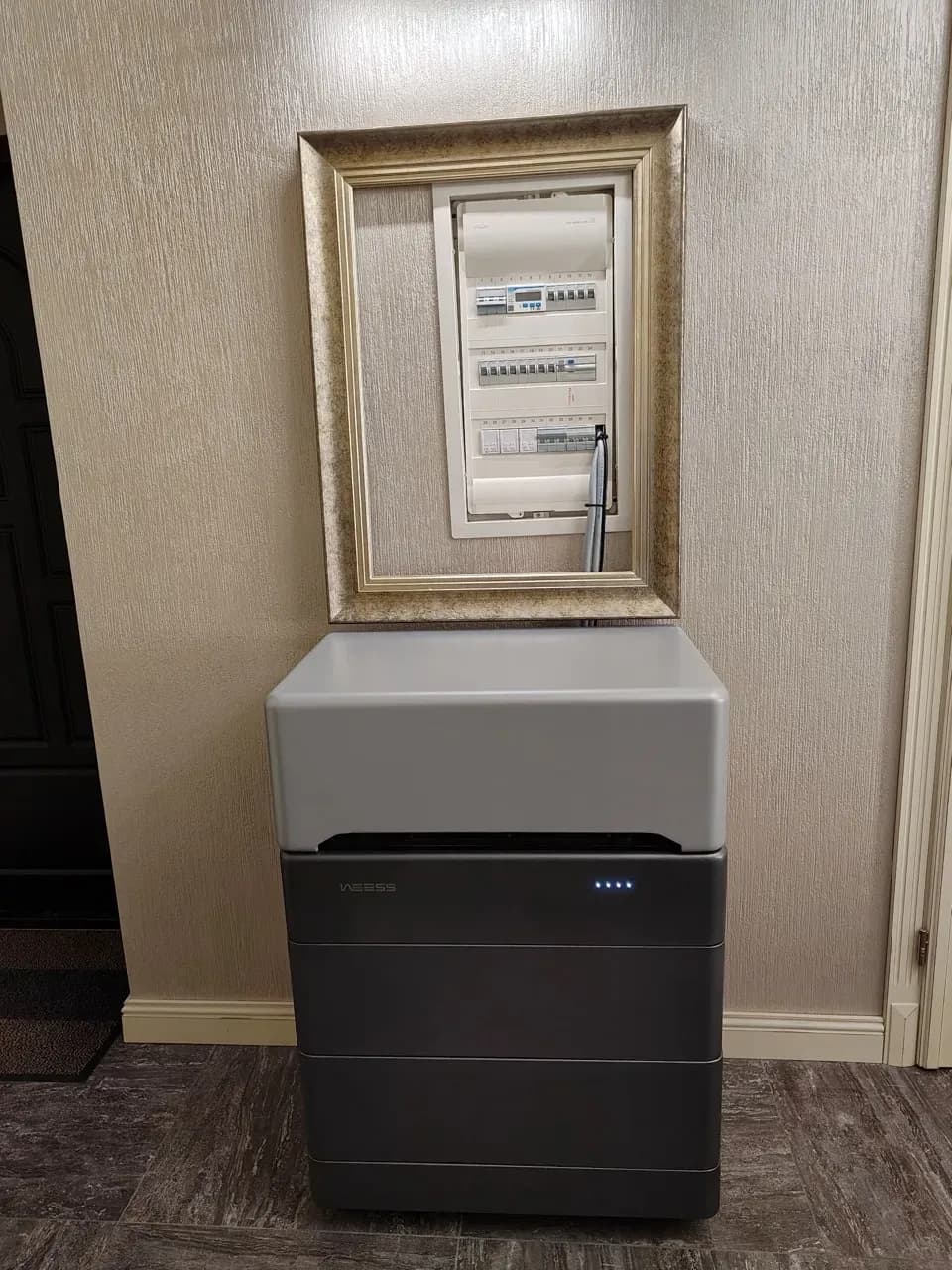 WEESS Batteriespeicher unter Sicherungskasten im Hausflur eines Wohngebäudes installiert