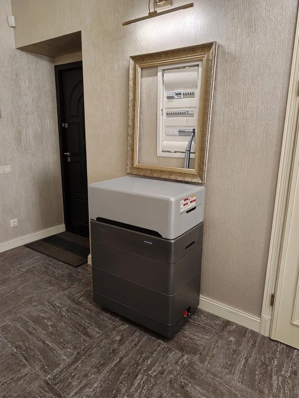 WEESS Energiespeicher für Gebäudeenergie neben Stromverteiler im Innenbereich installiert