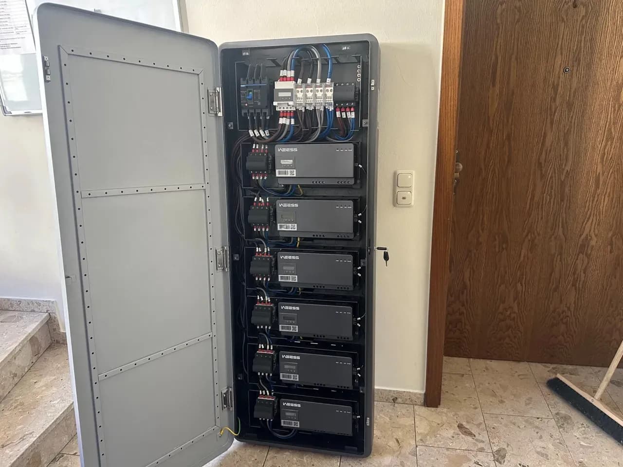 WEESS Powertower Energieverteilungssystem im geöffneten Schaltschrank mit installierten Modulen