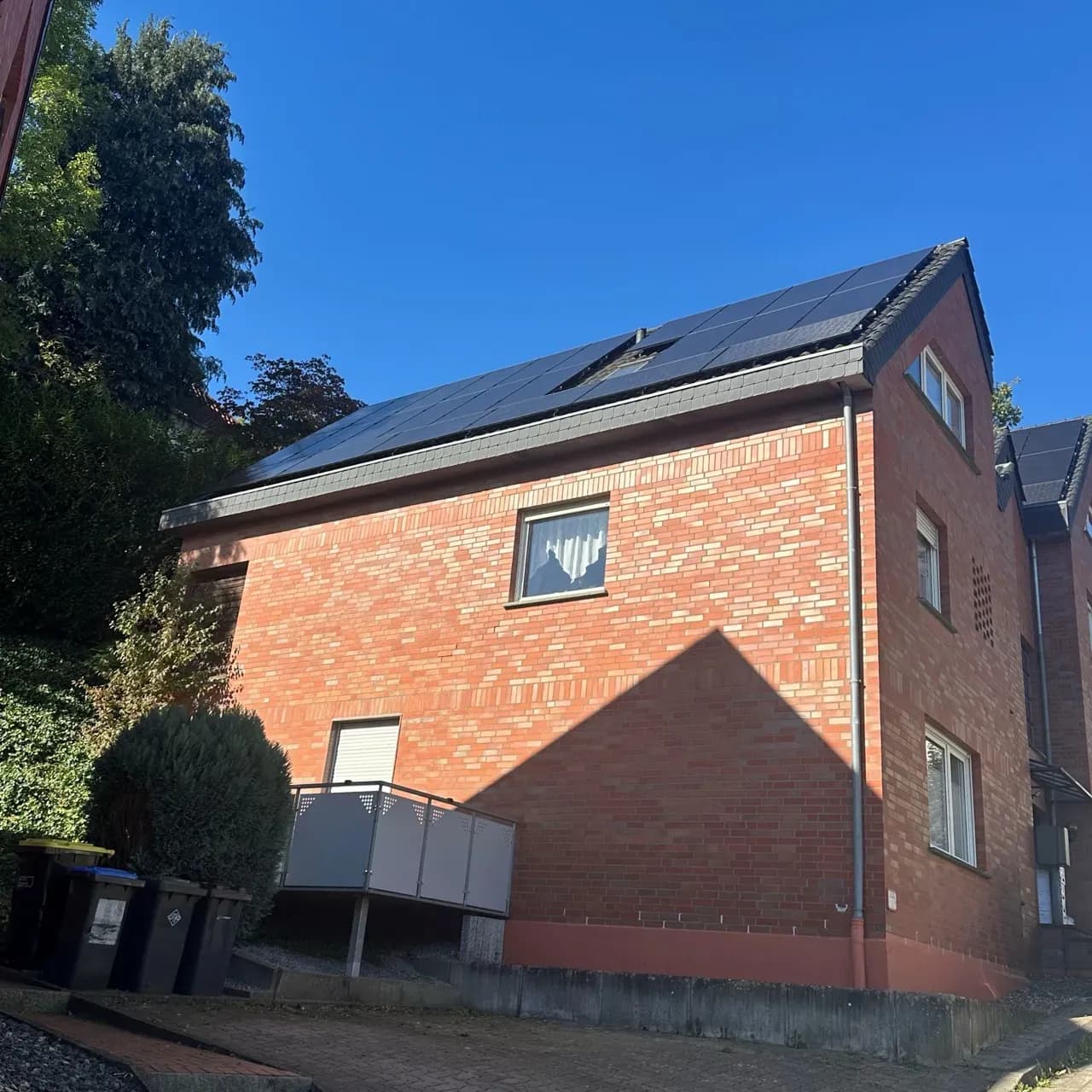 Wohngebäude mit Photovoltaikanlage auf dem Dach zur Eigenstromversorgung