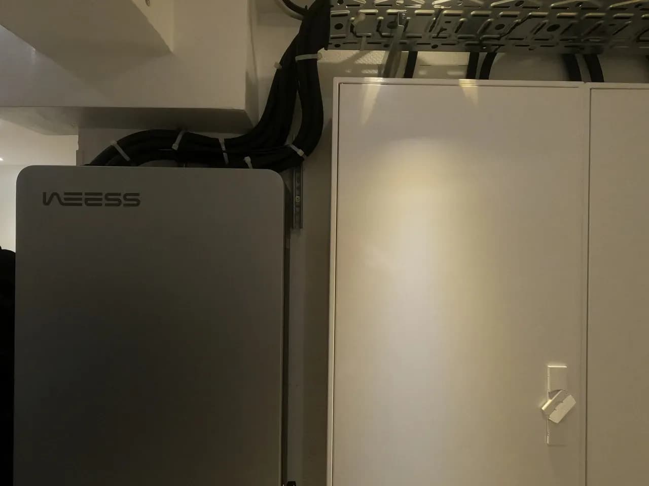 Energiespeicher und Schaltschrank für Gebäudeenergie im Technikraum