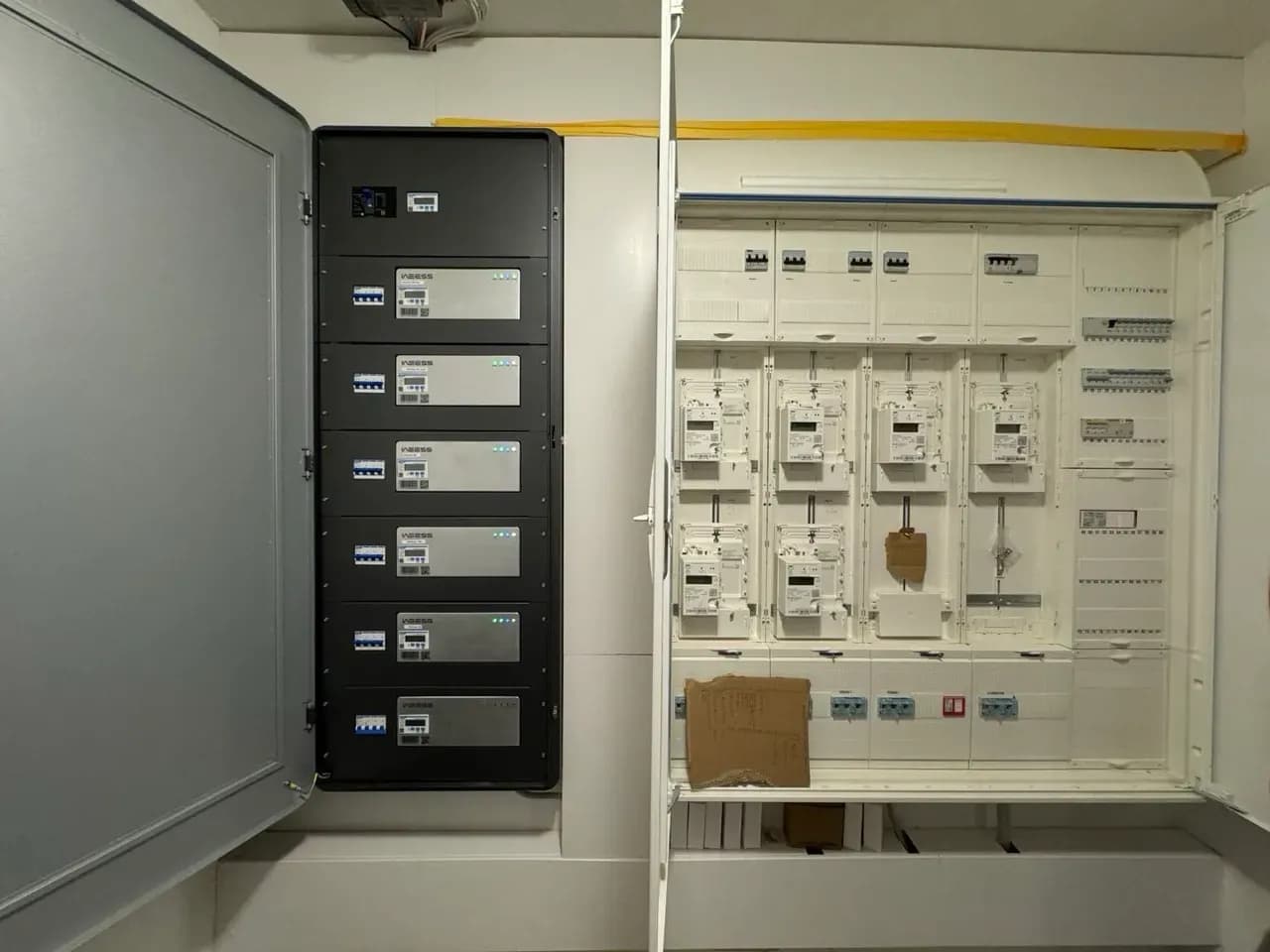 Hausanschlussraum mit Stromzählern, Verteilerschrank und Energiemanagementsystem in Mehrfamilienhaus