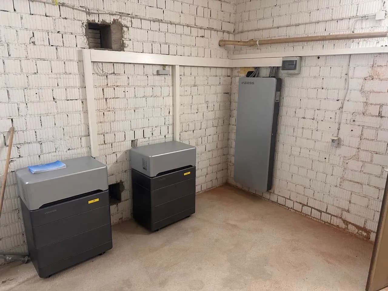Zwei WEESS Batteriespeicher und Energiemanagementsystem in Technikrauminstallation