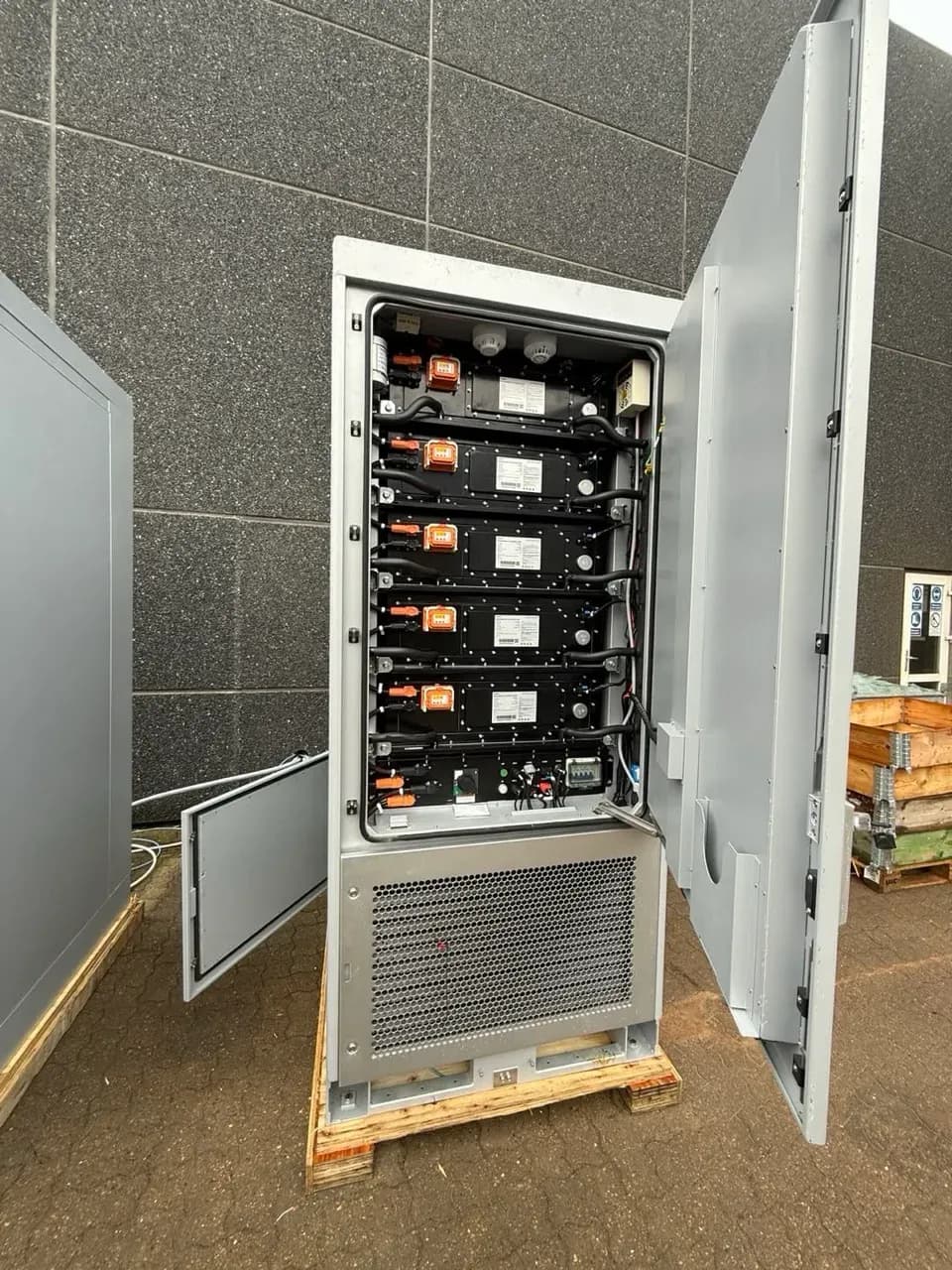 Geöffneter WEESS Bodensee 232 Batteriespeicher mit sichtbaren Batteriemodulen