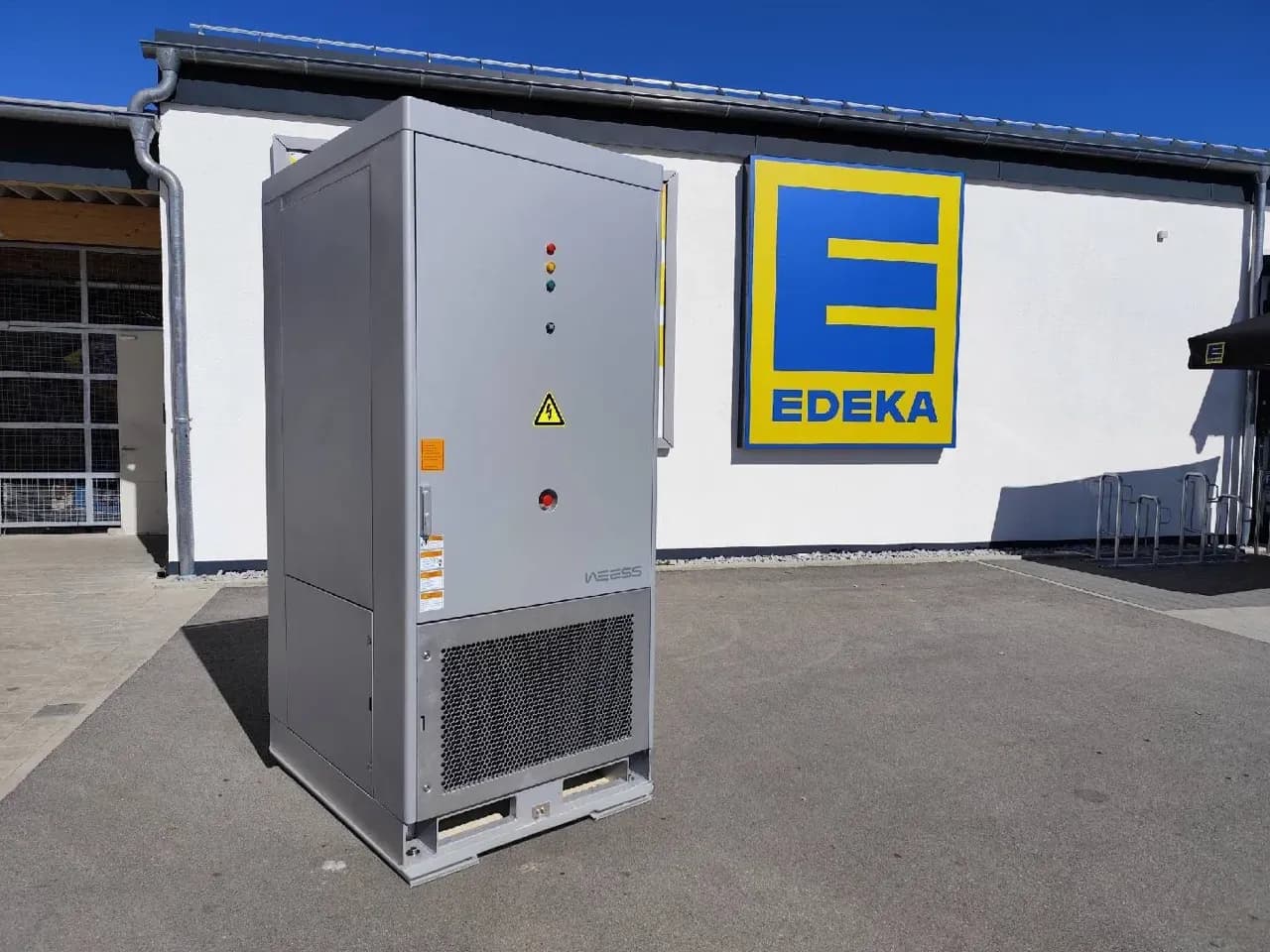 Außenaufstellung eines WEESS I&C Batteriespeichers am Supermarkt